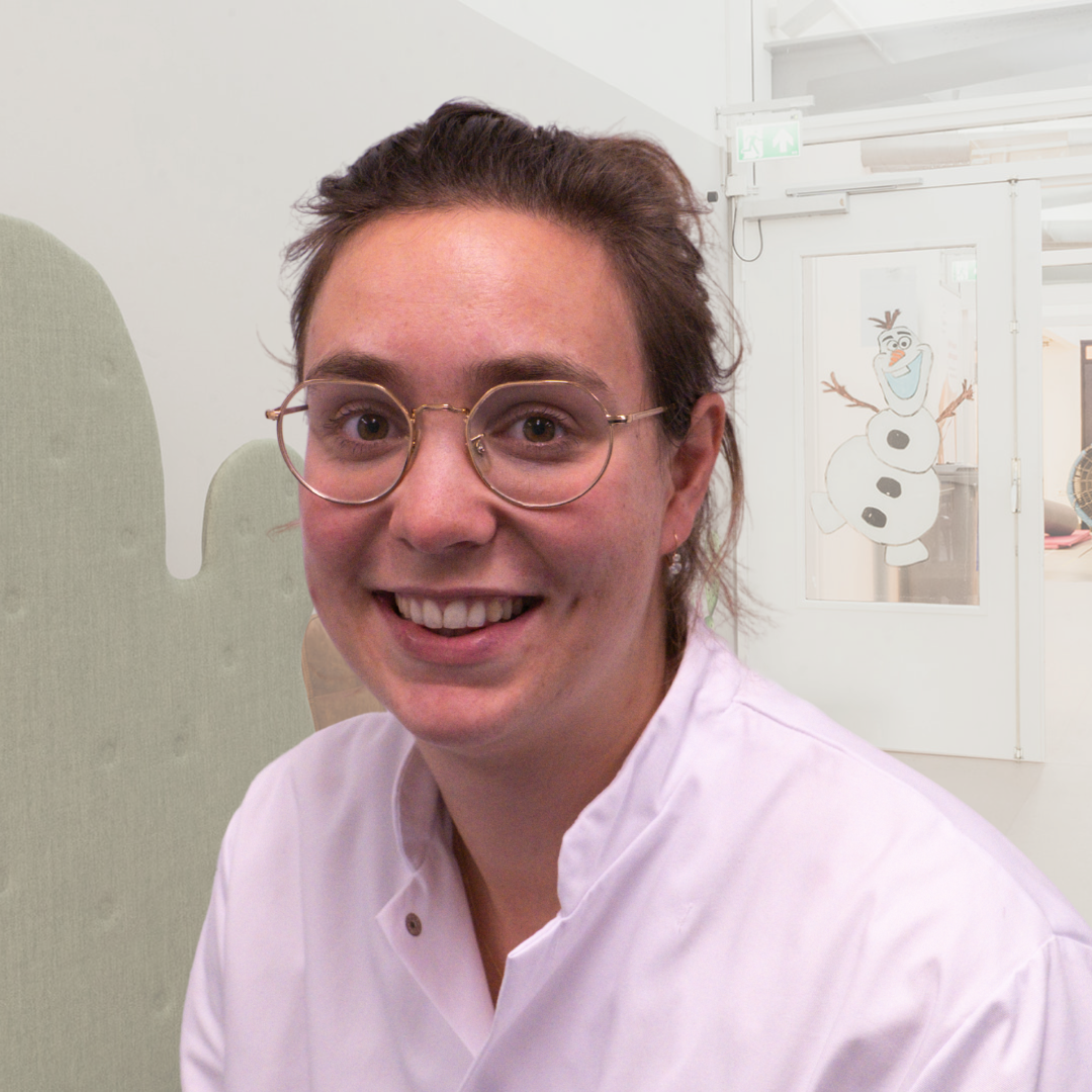 https://www.rijndam.nl/assets/uploads/images/medewerkers/Header_Karlijn_van_Oeijen_artsenpagina_portret_vierkant.png