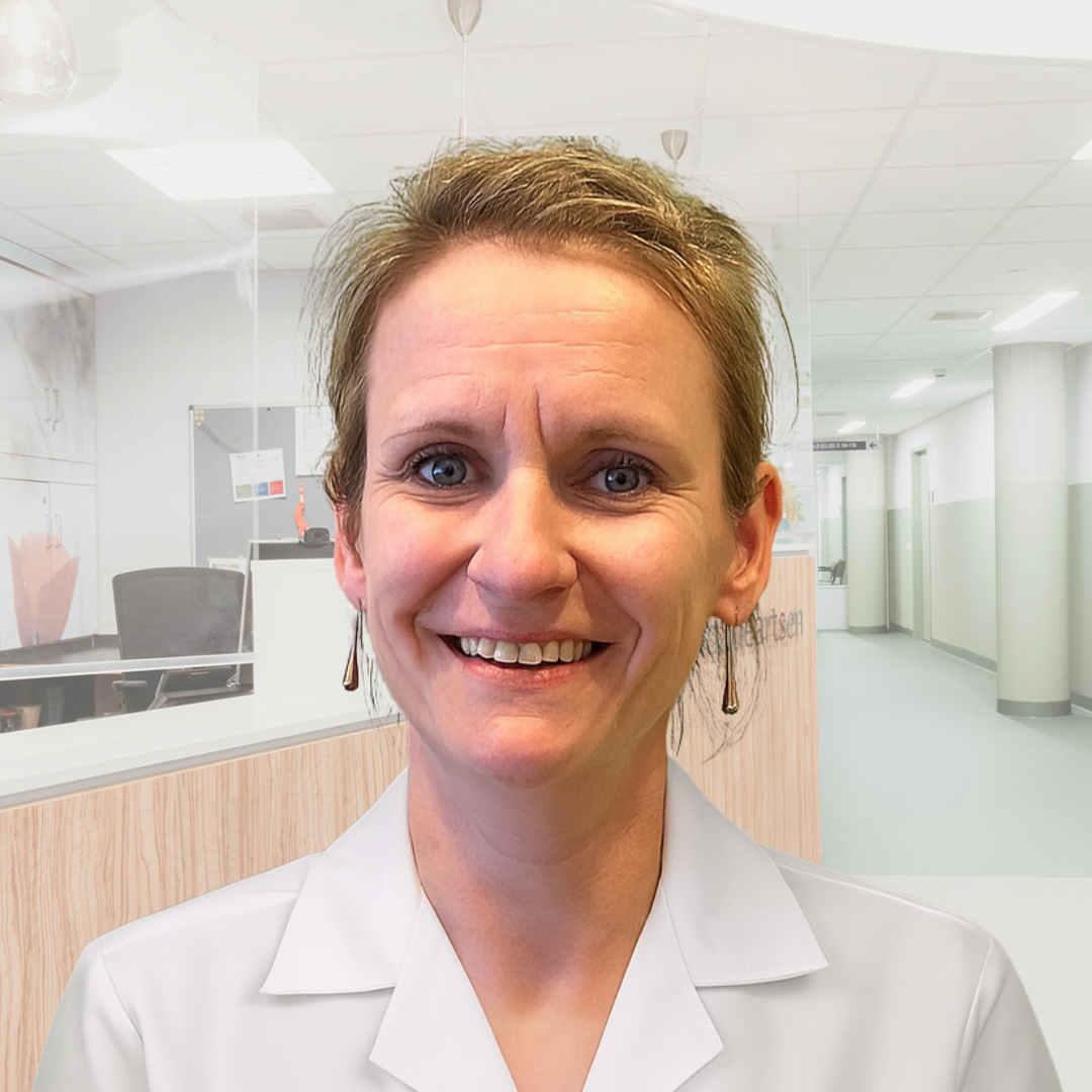 https://www.rijndam.nl/assets/uploads/images/medewerkers/Profielfoto_-_Carina_Bunschoten_-_Revalidatie_artsen_witte_jas.png
