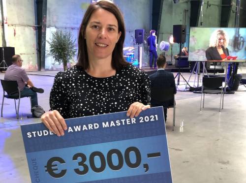 https://www.rijndam.nl/assets/uploads/images/medewerkers/nicole_met_prijs_1.jpg