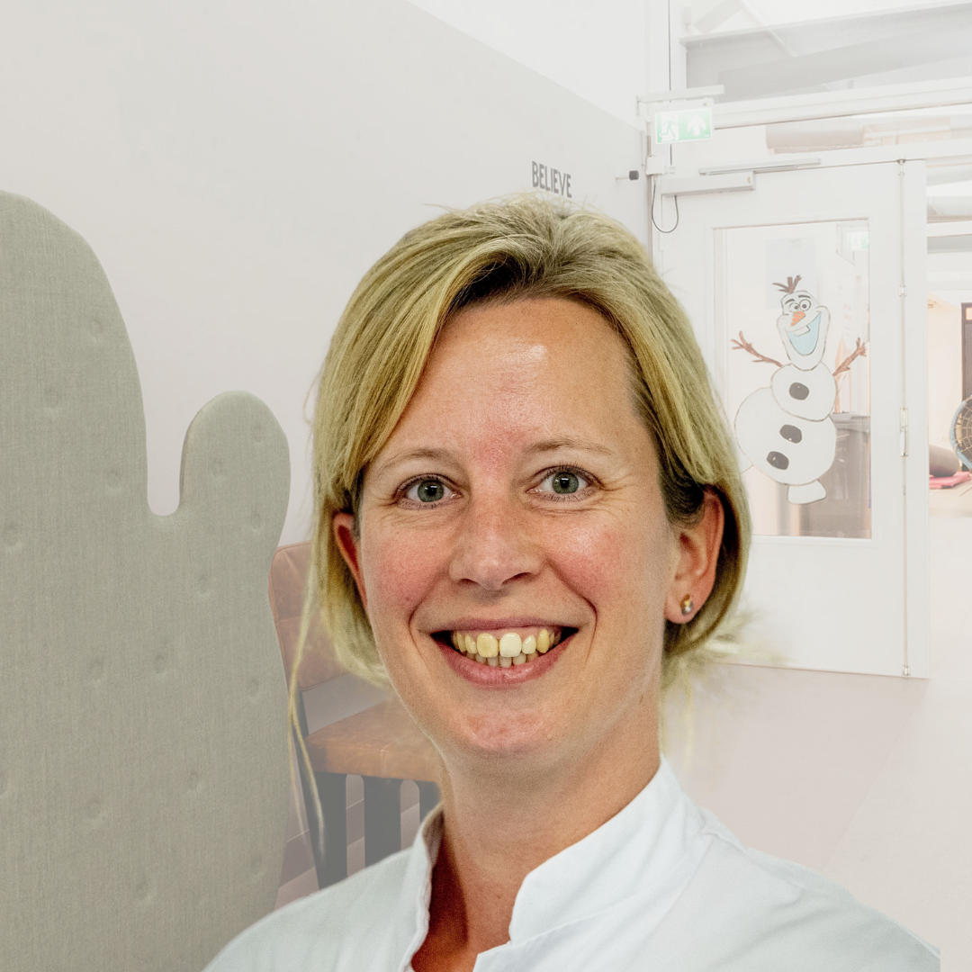 https://www.rijndam.nl/assets/uploads/images/Profielfoto_-Nicolien_de_Poel_%E2%80%93_Schuring_PA_ws_vierkant-kinderrevalidatie_artsen.png